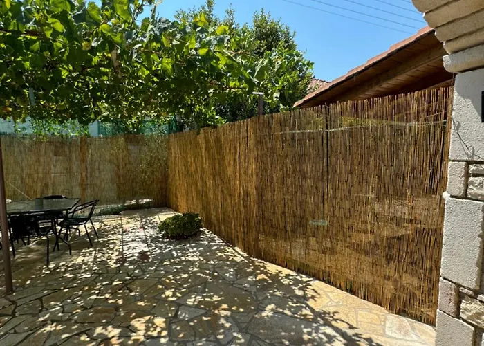 Margarita Cottage In Paralia Velikas